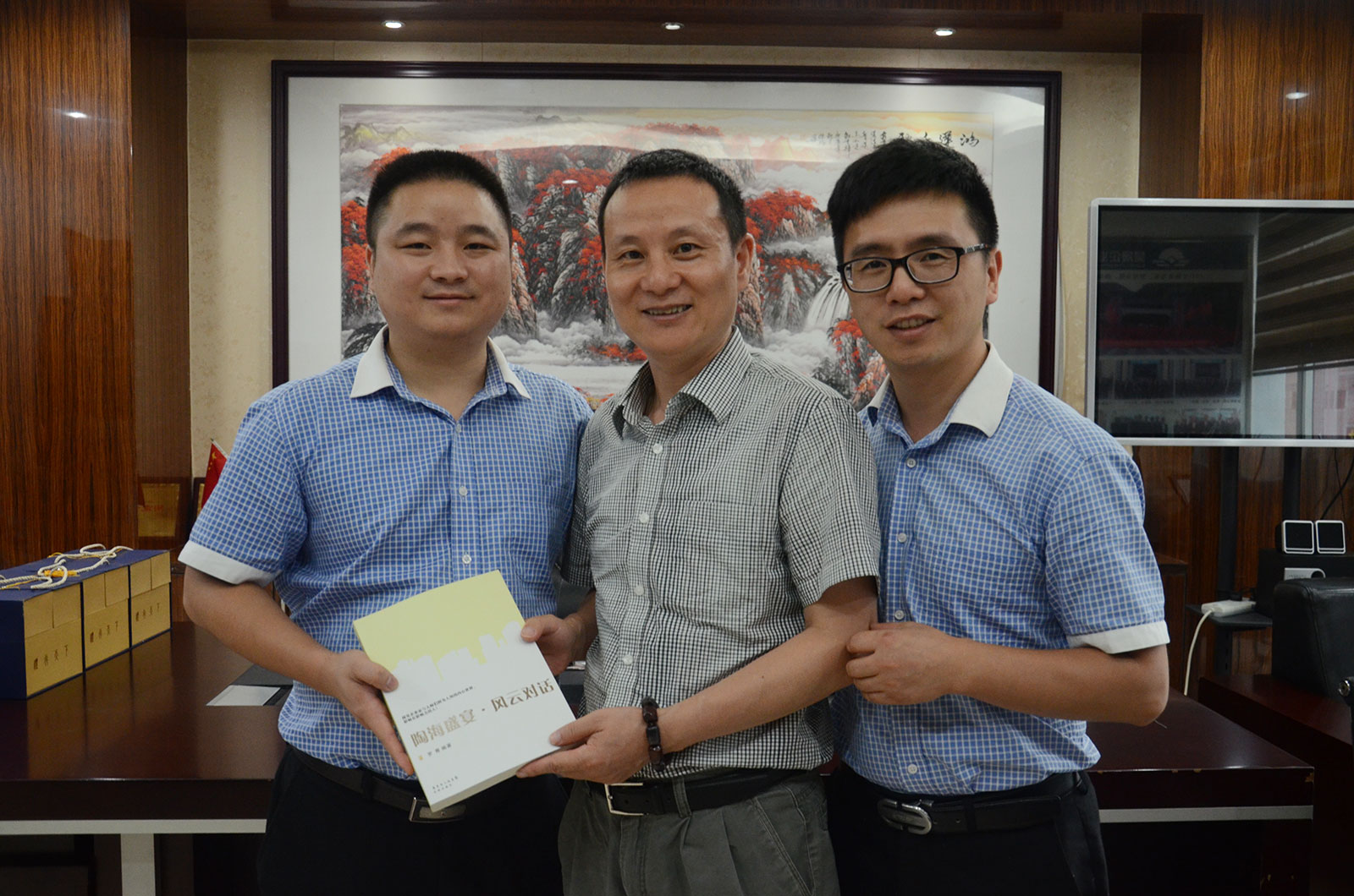 4佛山市陶瓷行業(yè)協(xié)會秘書長羅青(中間)與新濠品牌營銷總經理朱國亮(左一)、昊晟企業(yè)產品事業(yè)部策劃經理孫慶(右一)合影留念